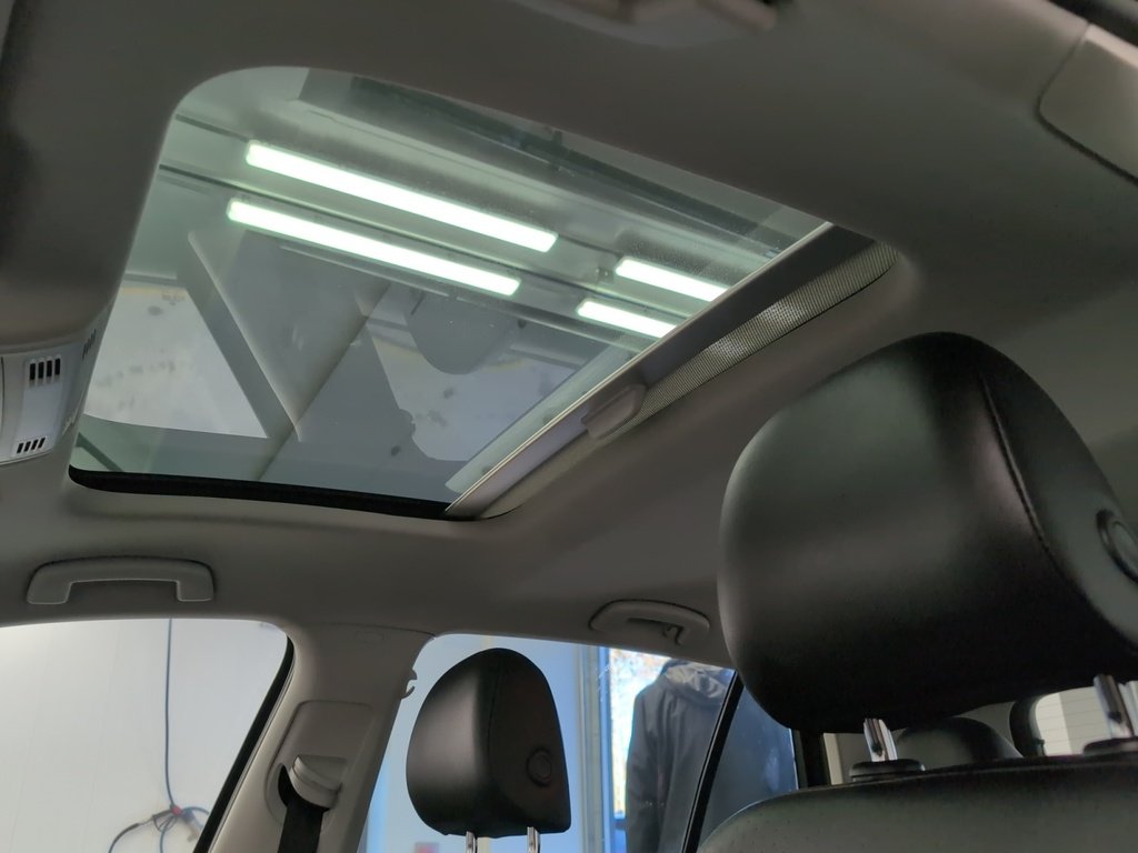 2019 Volkswagen Golf Highline, Leather, Sunroof!