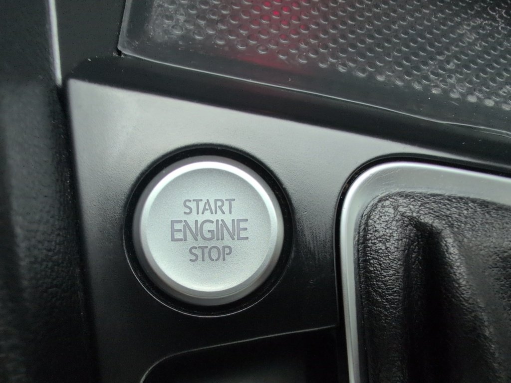 2019 Volkswagen Jetta R-Line 6 Speed Manual! Leather, Sunroof!