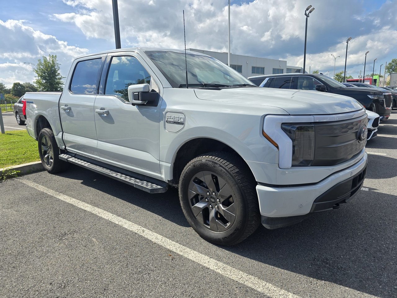 2023 Ford F-150 Lightning LARIAT-3