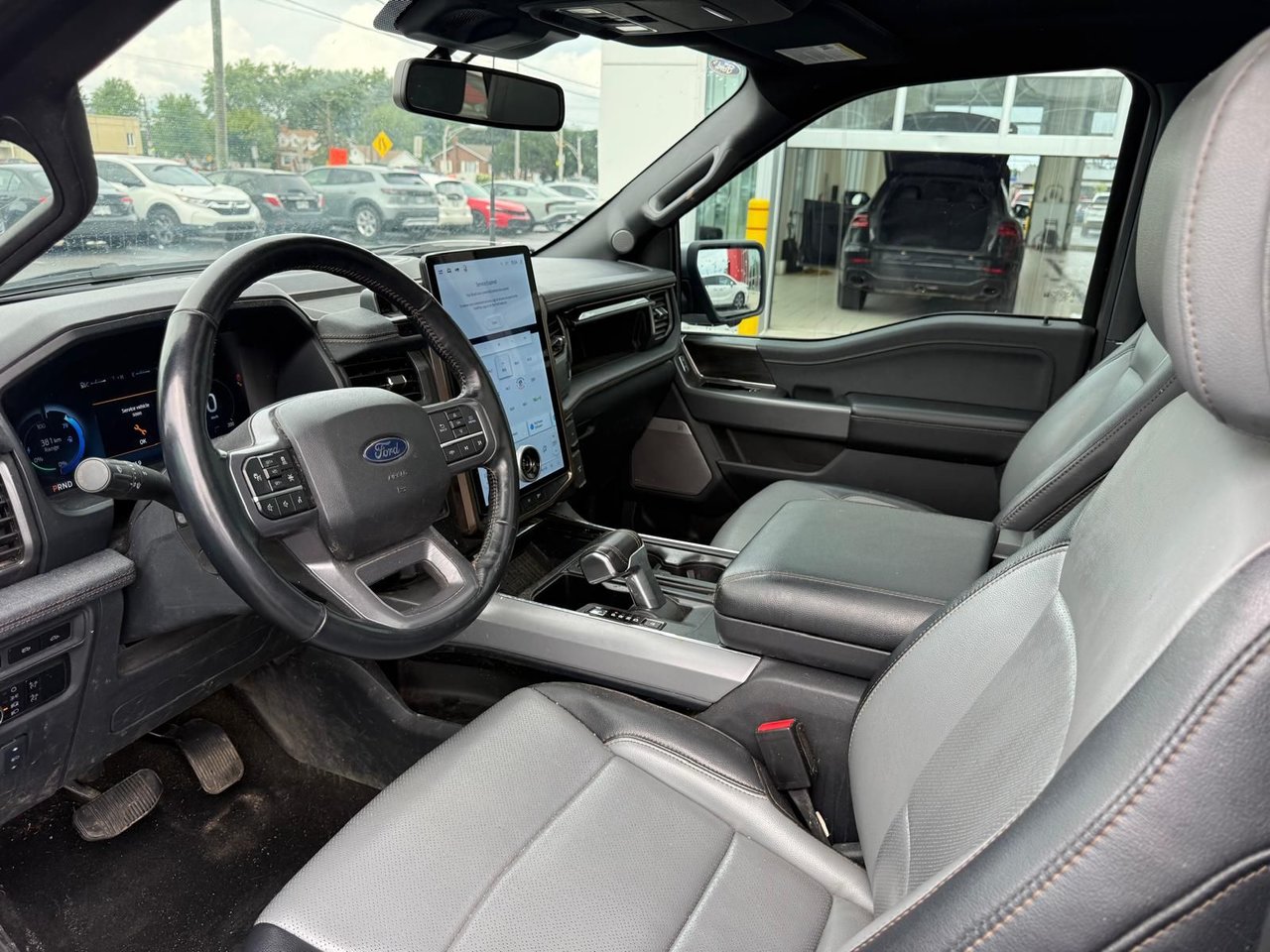 2024 Ford F-150 Lightning LARIAT-8