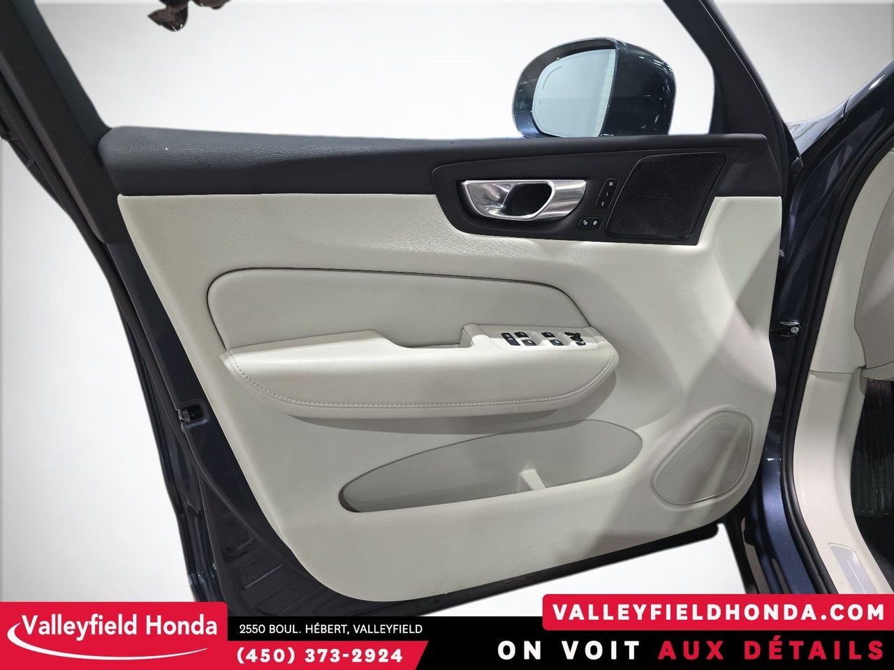 Volvo XC60 Recharge PHEV Plus Bright Theme 2023-16