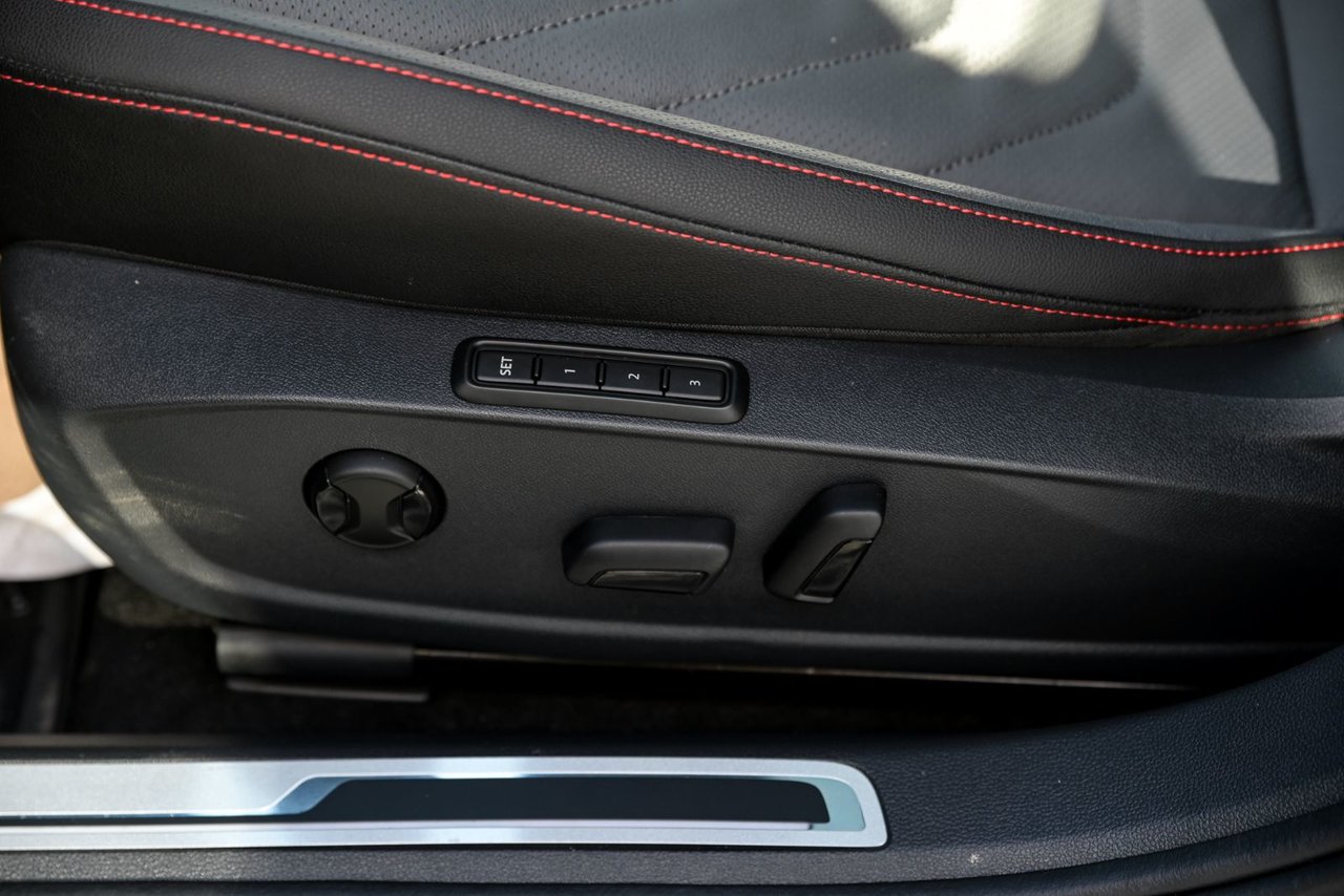 Volkswagen Jetta GLI AUTOBAHN+ENSEMBLE NOIR+DSG+BEATS AUDIO 2025 JAMAIS ACCIDENTÉ!