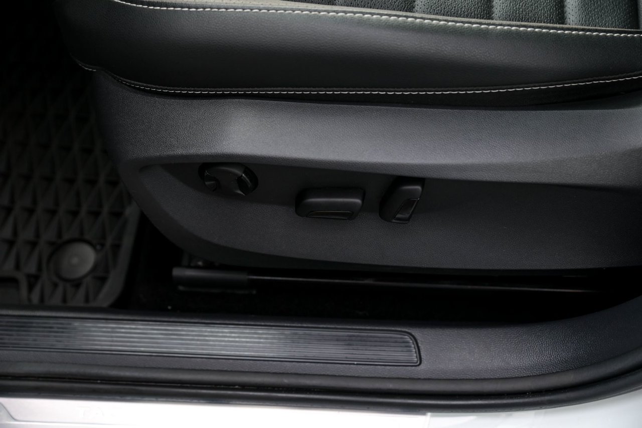 Volkswagen Taos Highline/ 4MOTION, CUIR,TOIT PANO,CARPLAY 2023 AUCUN ACCIDENT, TOUT EQUIPÉ