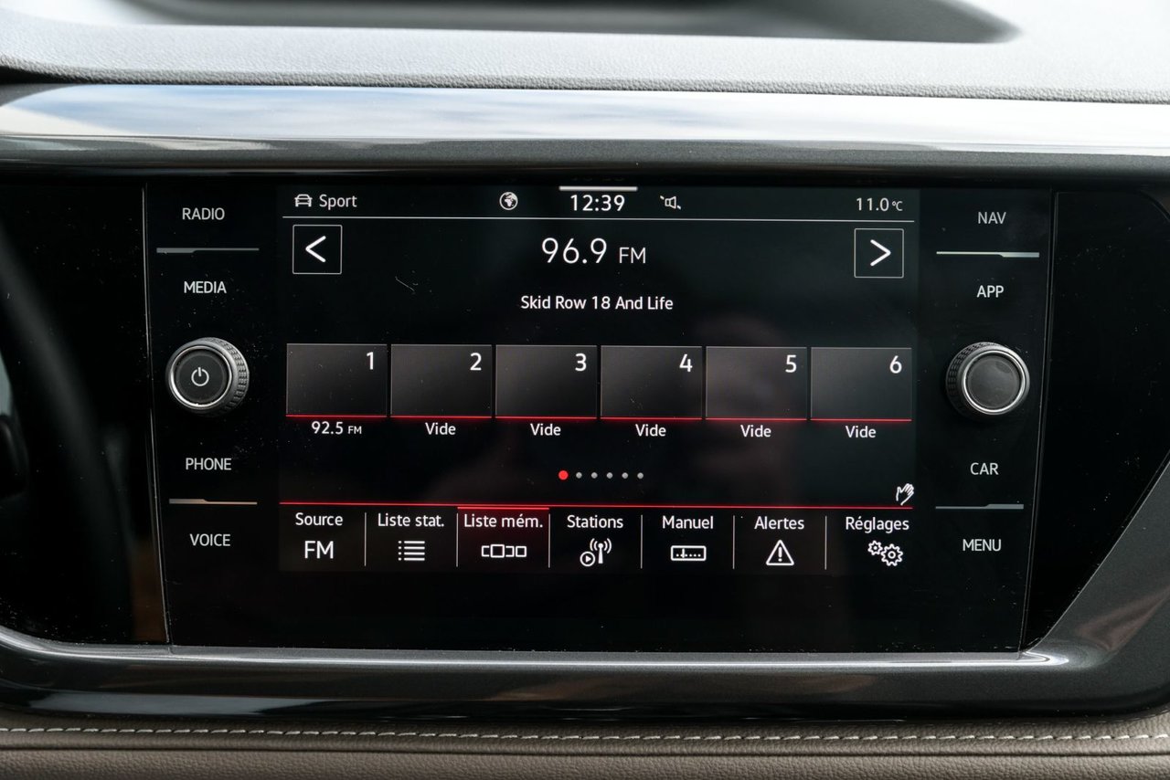 Volkswagen Taos Highline/ 4MOTION, CUIR,TOIT PANO,CARPLAY 2023 AUCUN ACCIDENT, TOUT EQUIPÉ