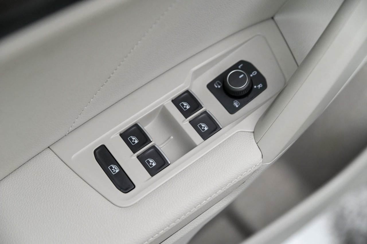 Volkswagen Tiguan Highline R-Line+CUIR+TOIT+APPLE CONNECT 2023 AUCUN ACCIDENT, UN PROPRIO