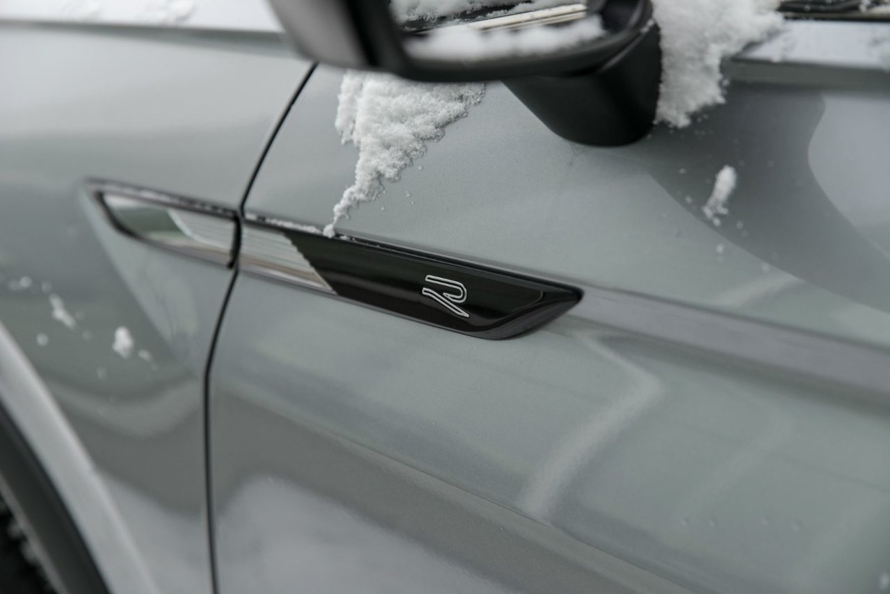 Volkswagen Tiguan Highline R-Line+CUIR+TOIT+APPLE CONNECT 2023 AUCUN ACCIDENT, UN PROPRIO