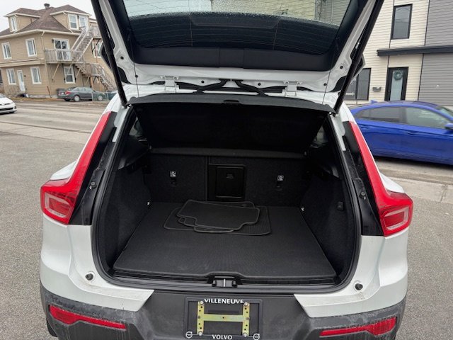 2023 Volvo XC40 PLUS DARK THEME-13