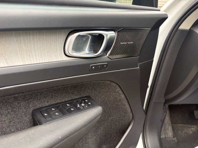 2023 Volvo XC40 PLUS DARK THEME-8