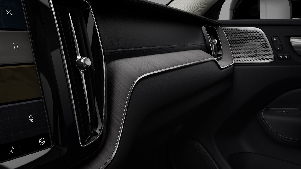 2025 Volvo XC60 Plug-In Hybrid Ultra Dark Theme-6