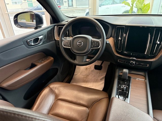 Volvo XC60 MOMENTUM 2022-3