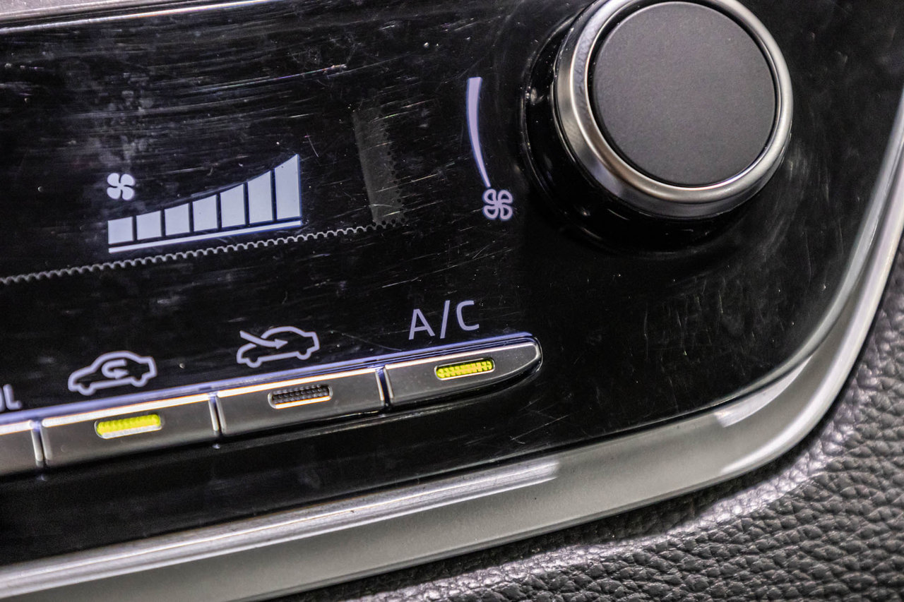 Toyota Corolla LE / AMÉLIORÉ / TOIT OUVRANT / APPLE CARPLAY +++ 2024-23
