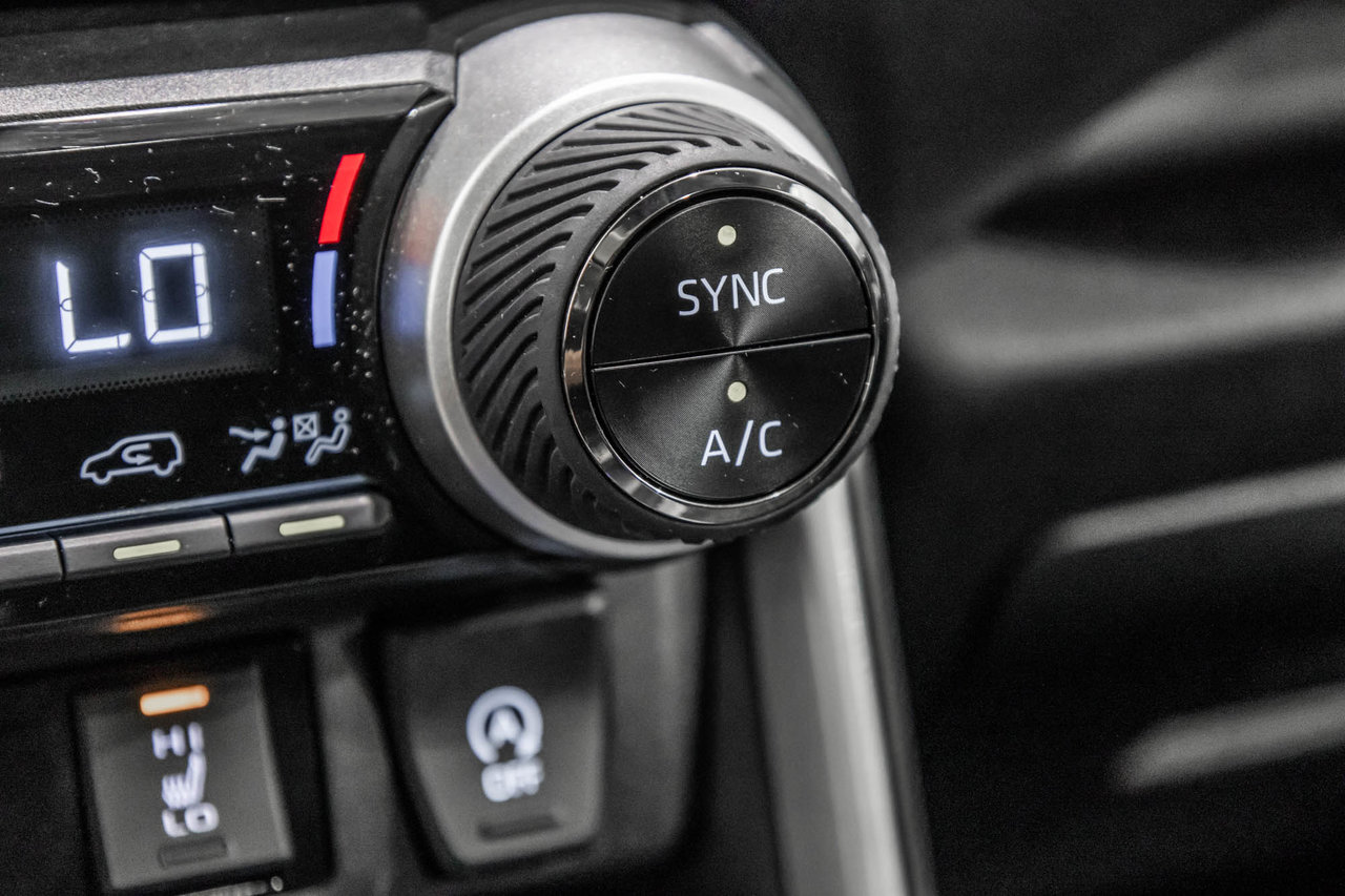 Toyota RAV4 XLE / AWD / TOIT / APPLE CARPLAY / CAMERA +++ 2023-25