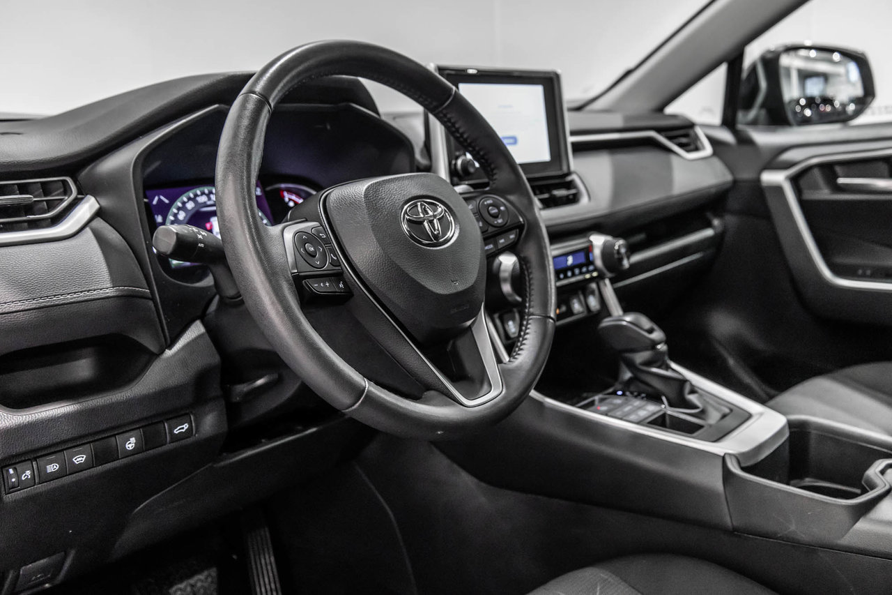 Toyota RAV4 XLE / AWD / TOIT / APPLE CARPLAY / CAMERA +++ 2023-16