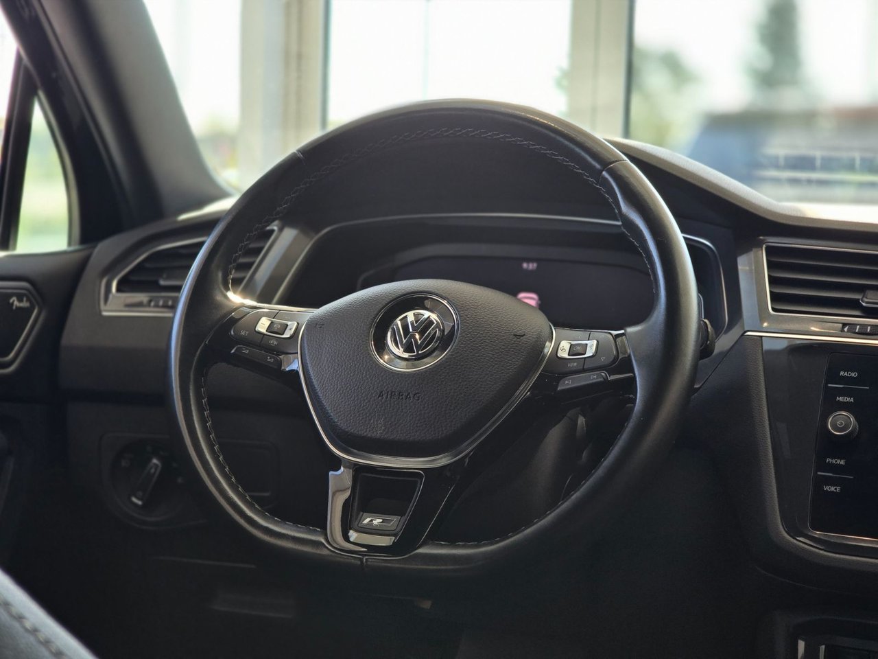 2021 Volkswagen Tiguan Highline R-LINE | TOIT PANO | CUIR | NAV | CARPLAY Highline R-LINE | TOIT PANO | CUIR | NAV | CARPLAY