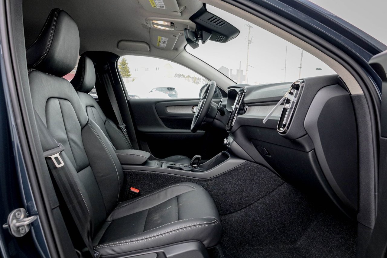 2026 Volvo XC40 Core (Dark Theme)-18