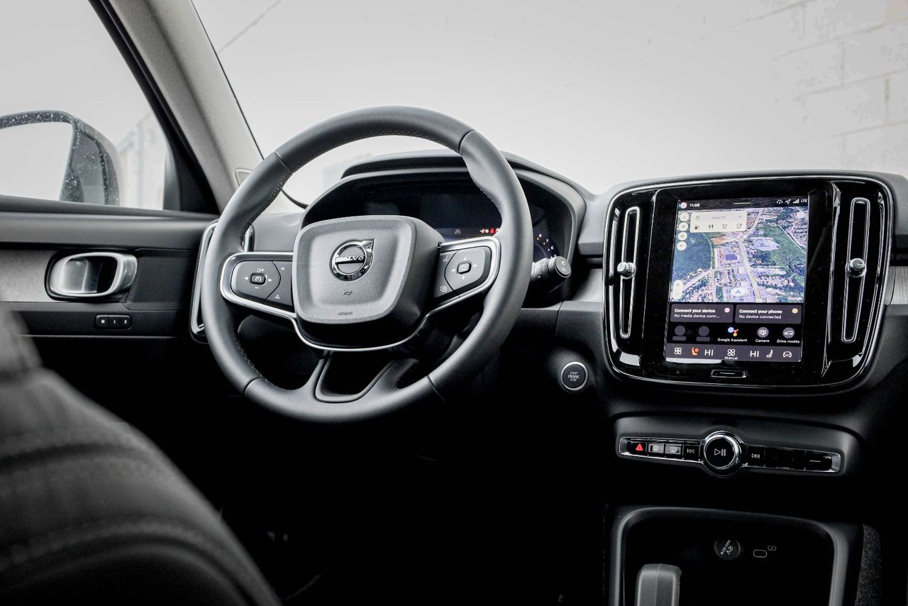 2026 Volvo XC40 Core (Dark Theme)-17