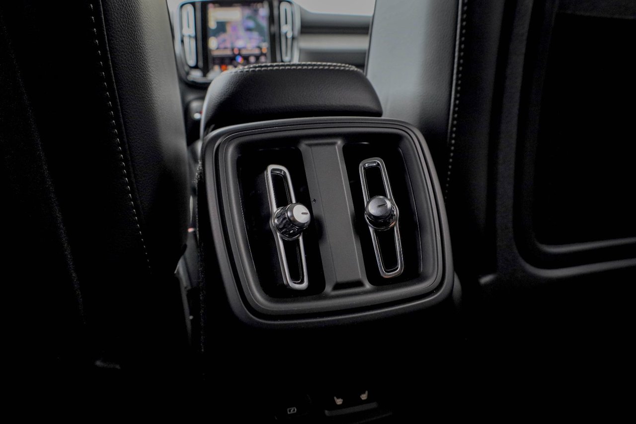 2026 Volvo XC40 Core (Dark Theme)-15