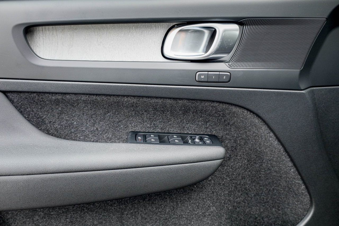 2026 Volvo XC40 Core (Dark Theme)-10