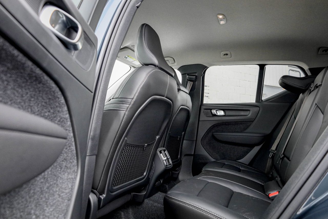 2026 Volvo XC40 Core (Dark Theme)-14