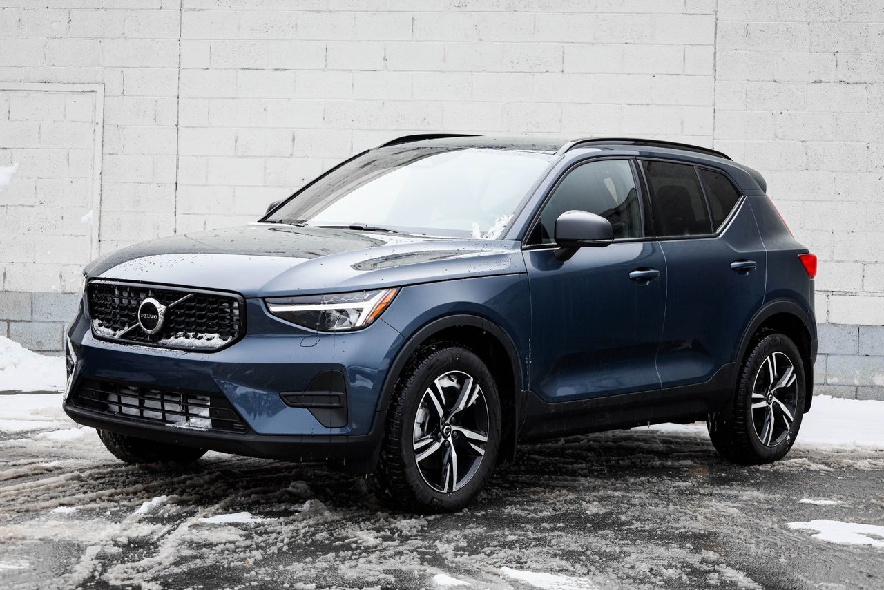 2026 Volvo XC40 Core (Dark Theme)-5