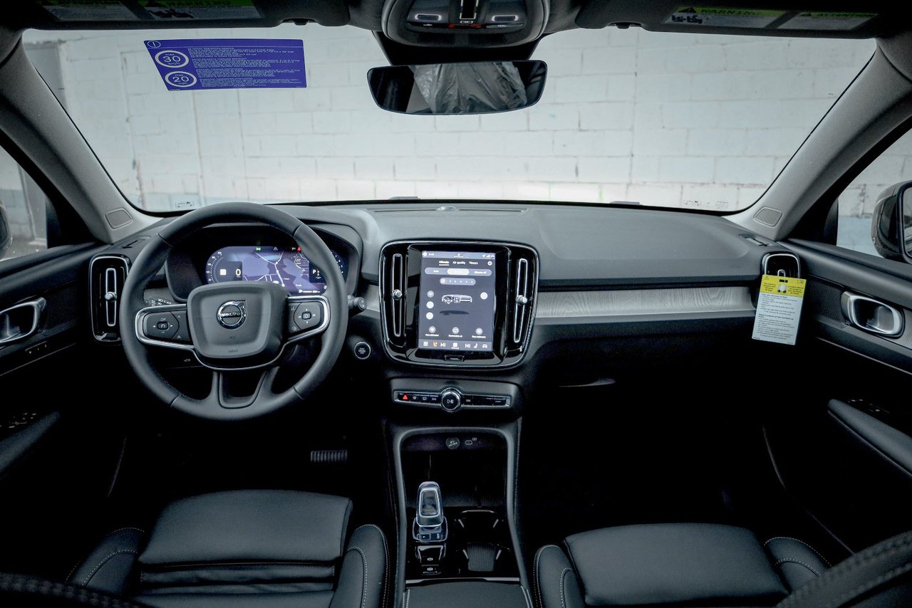 2026 Volvo XC40 Plus (Dark Theme)-17