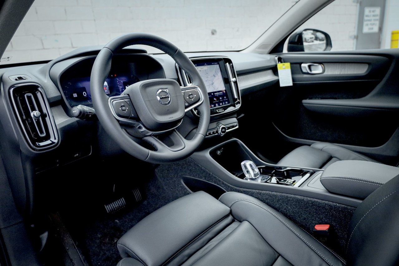 2026 Volvo XC40 Plus (Dark Theme)-15