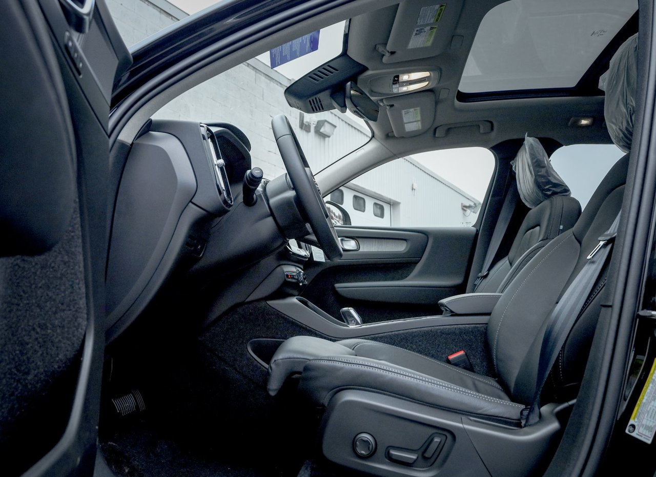 2026 Volvo XC40 Plus (Dark Theme)-11