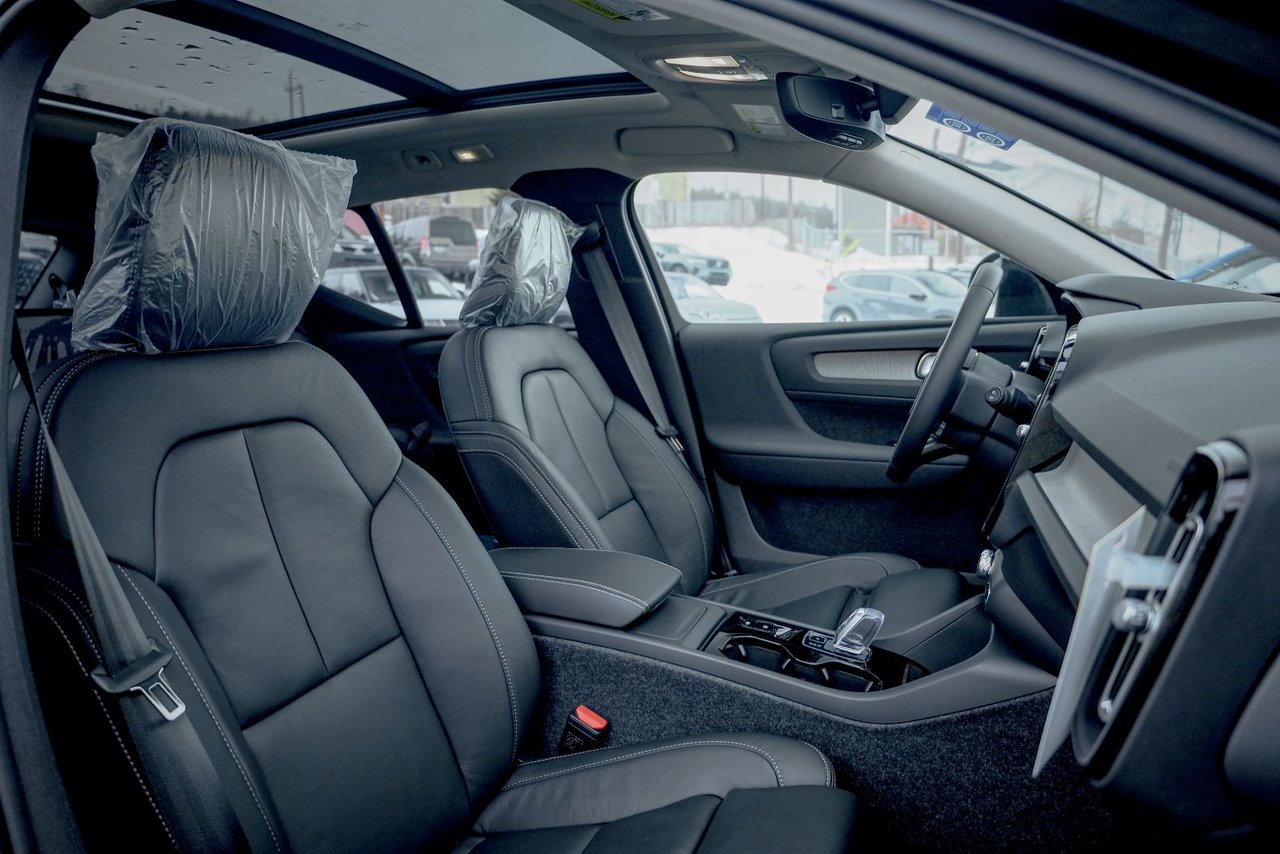 2026 Volvo XC40 Plus (Dark Theme)-18