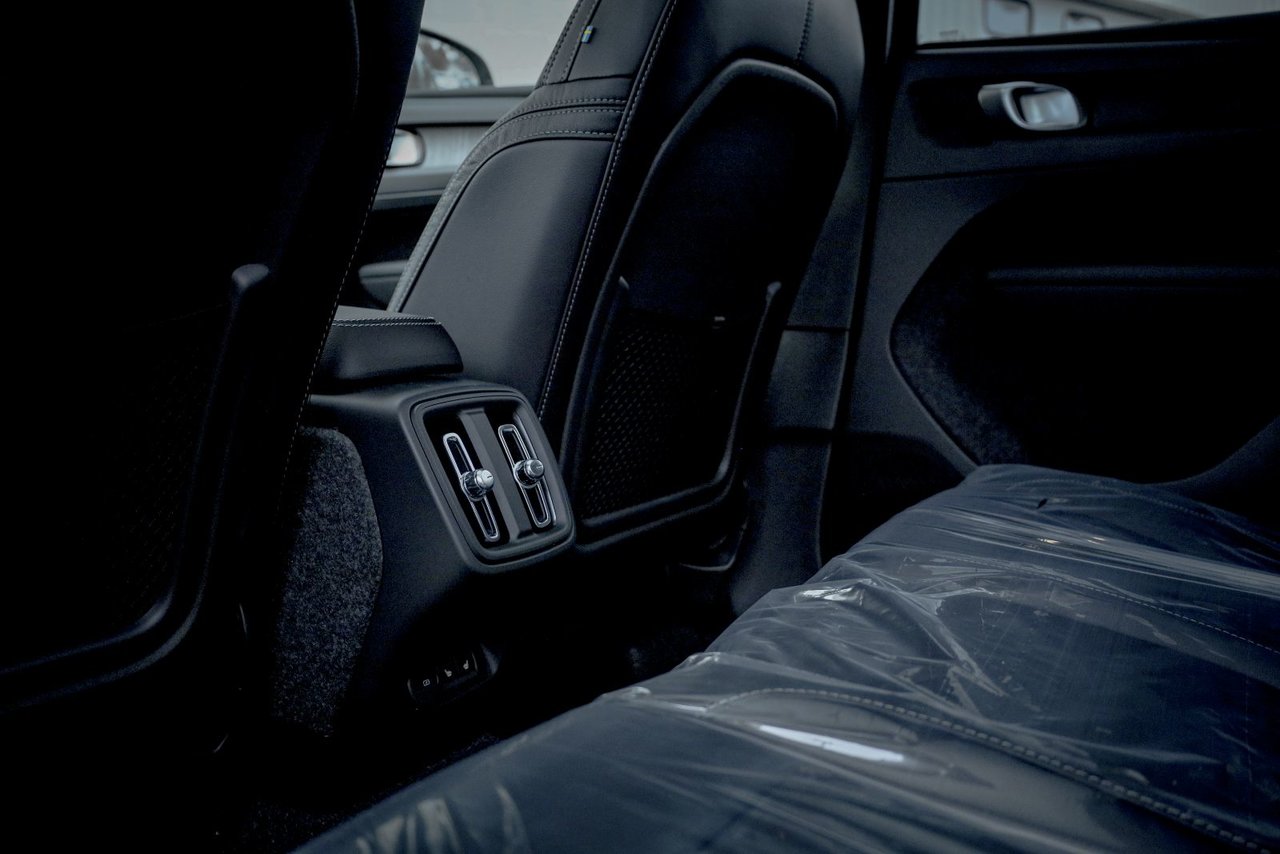 2026 Volvo XC40 Plus (Dark Theme)-21