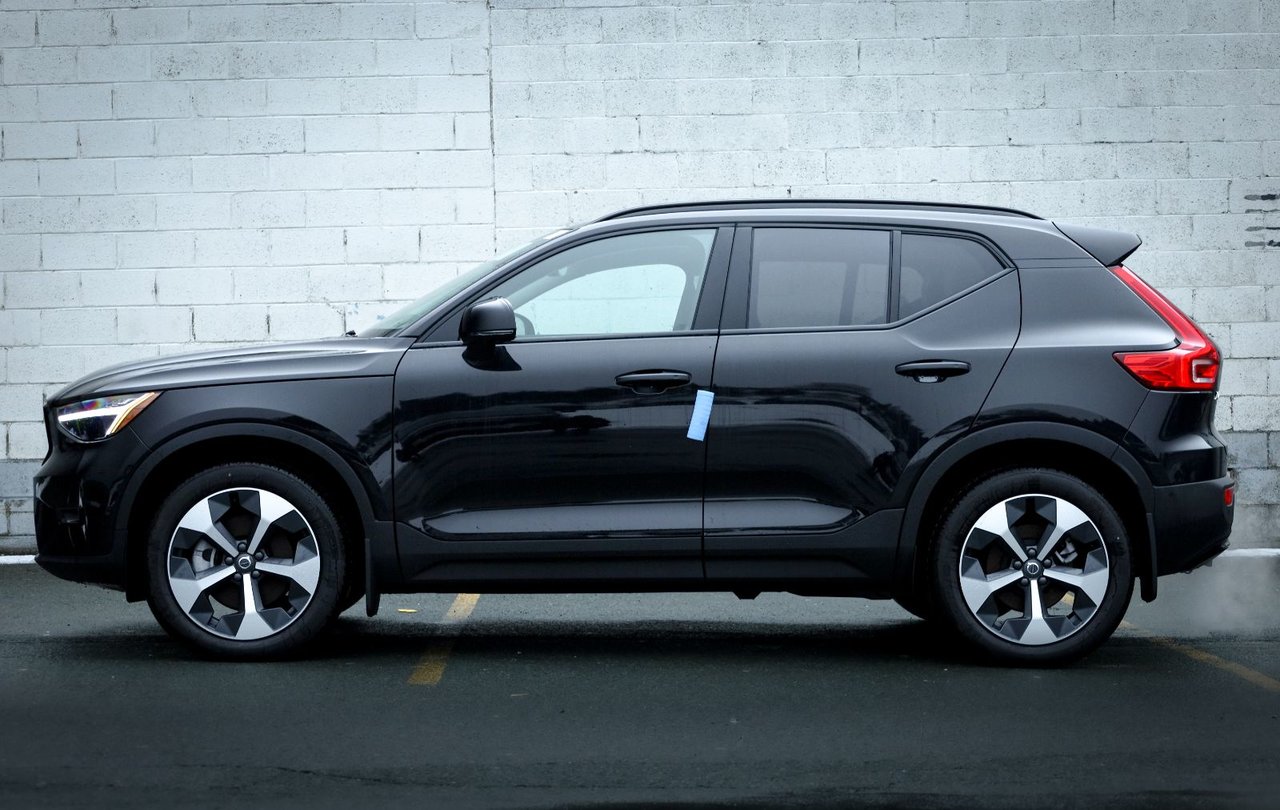 2026 Volvo XC40 Plus (Dark Theme)-0