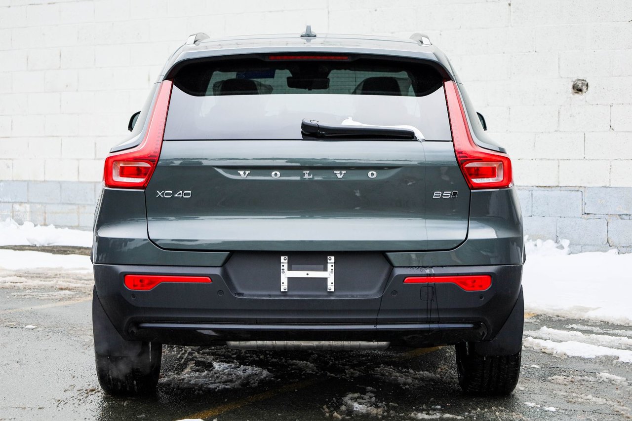 2026 Volvo XC40 Plus (Dark Theme)-7