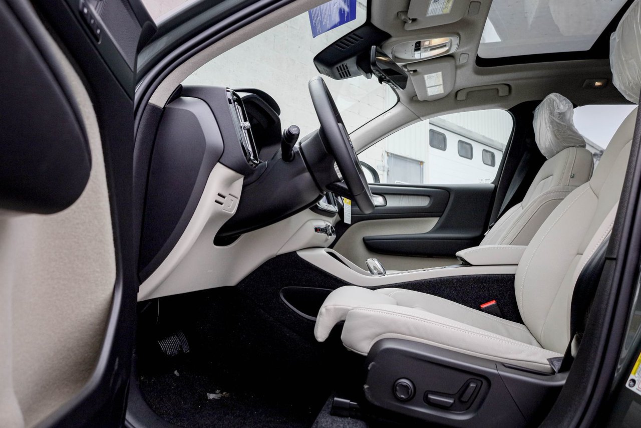 2026 Volvo XC40 Plus (Dark Theme)-8