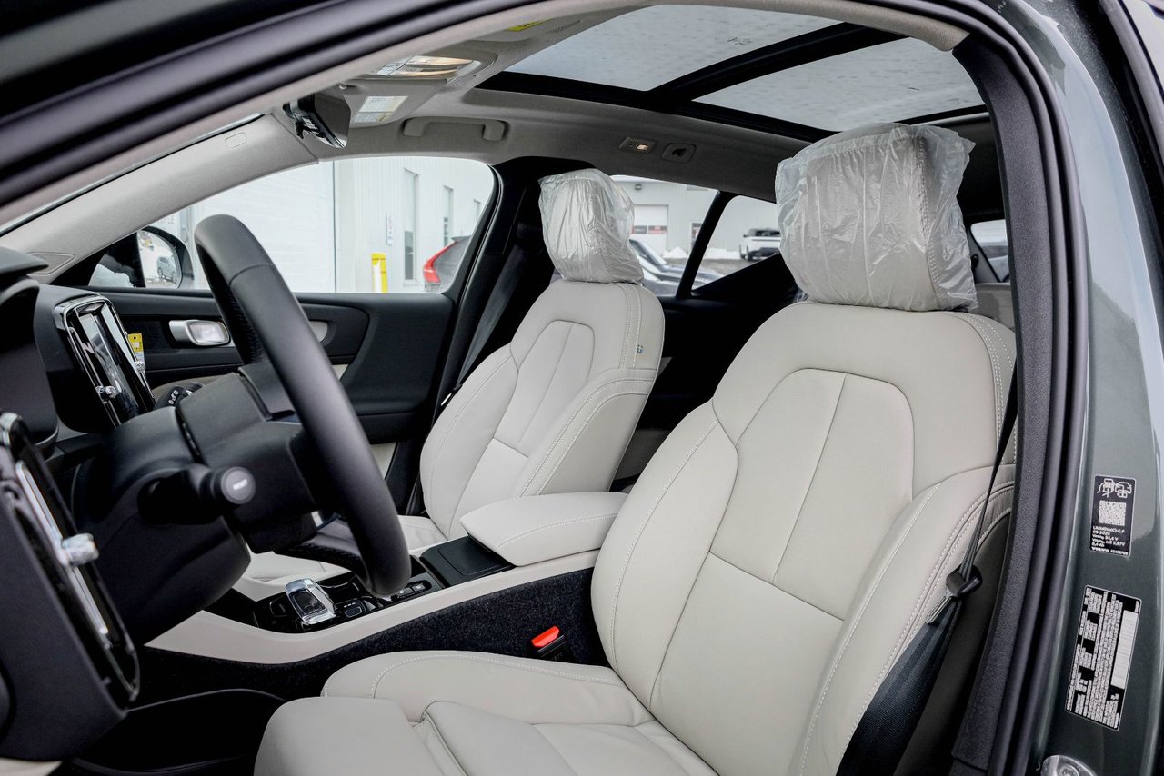 2026 Volvo XC40 Plus (Dark Theme)-11