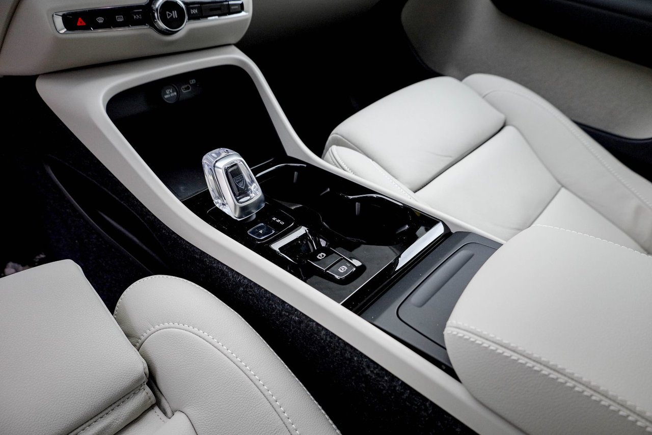 2026 Volvo XC40 Plus (Dark Theme)-12