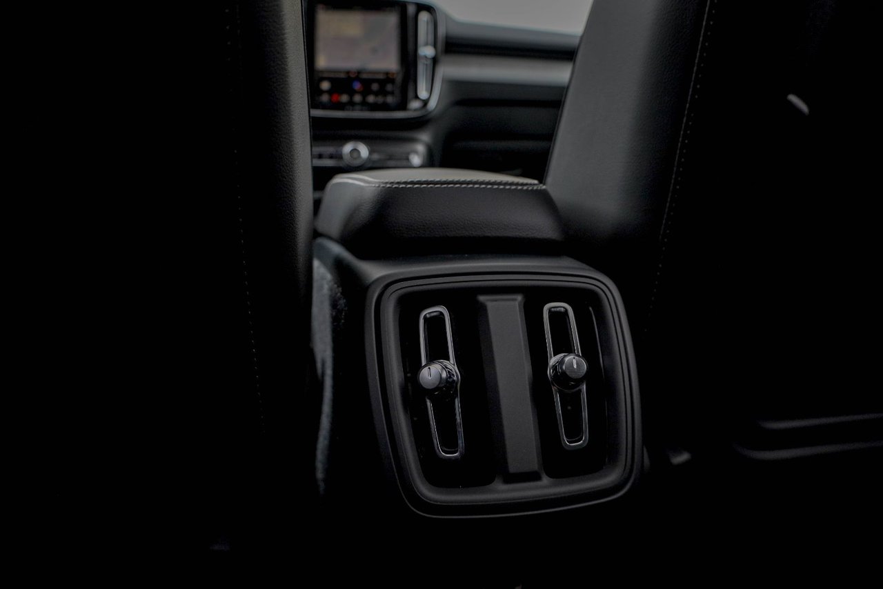 2026 Volvo XC40 Plus (Dark Theme)-15