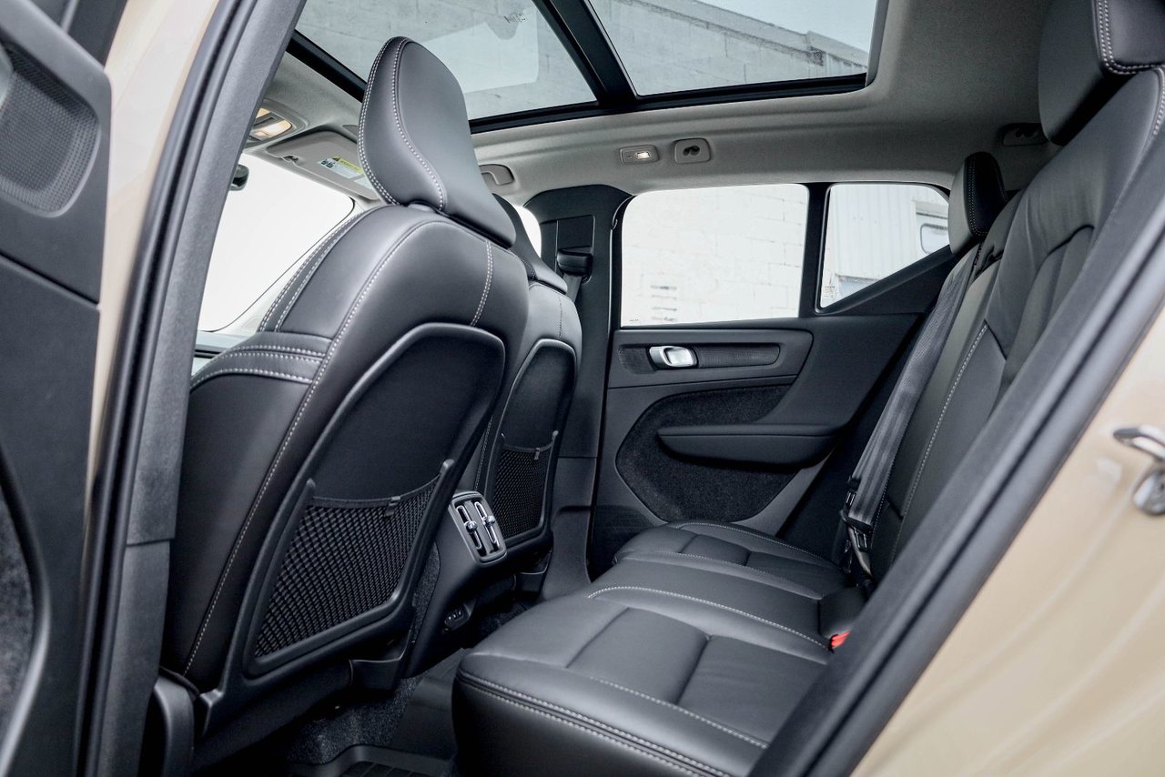 2026 Volvo XC40 Plus (Dark Theme)-14