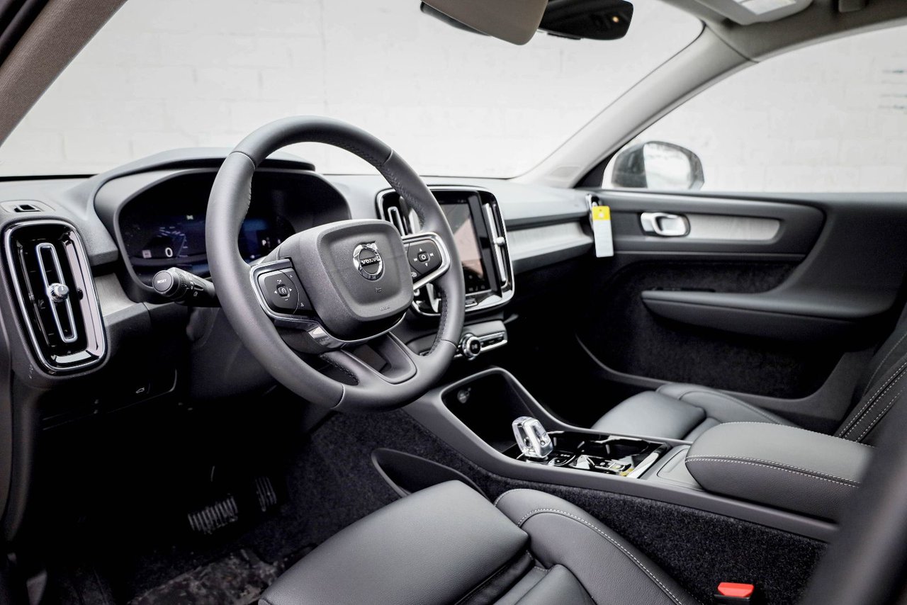 2026 Volvo XC40 Plus (Dark Theme)-8