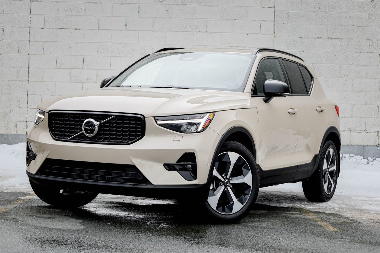 2026 Volvo XC40 Plus (Dark Theme)-3