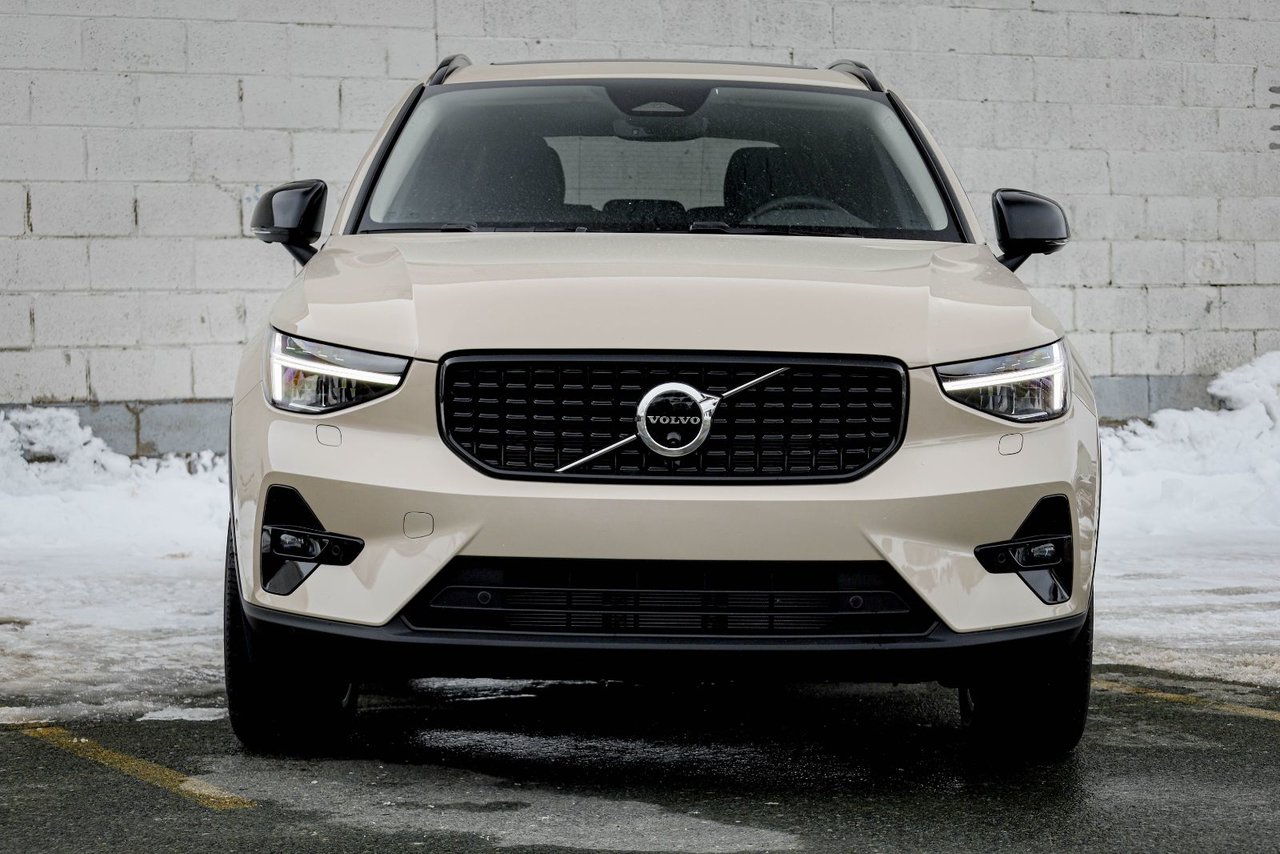 2026 Volvo XC40 Plus (Dark Theme)-4
