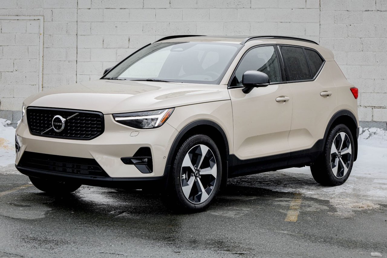 2026 Volvo XC40 Plus (Dark Theme)-7