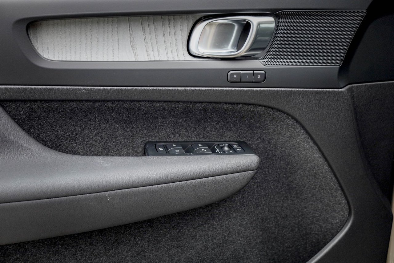 2026 Volvo XC40 Plus (Dark Theme)-9