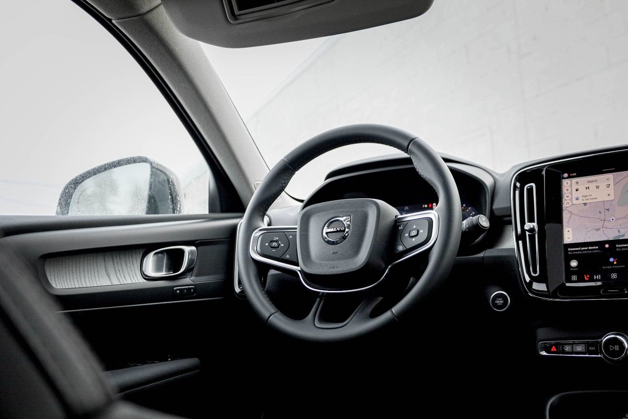 2026 Volvo XC40 Plus (Dark Theme)-17