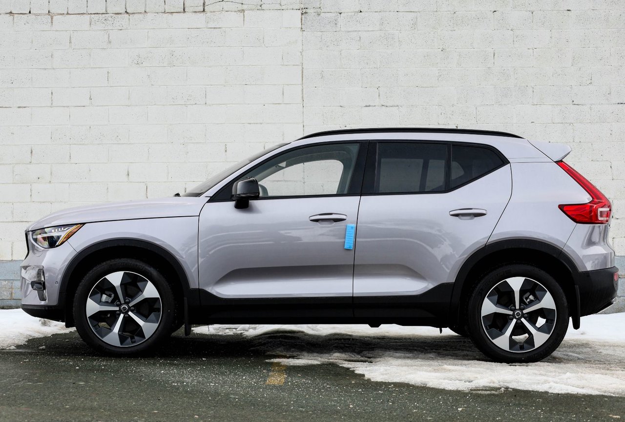 2026 Volvo XC40 Core (Dark Theme)-0