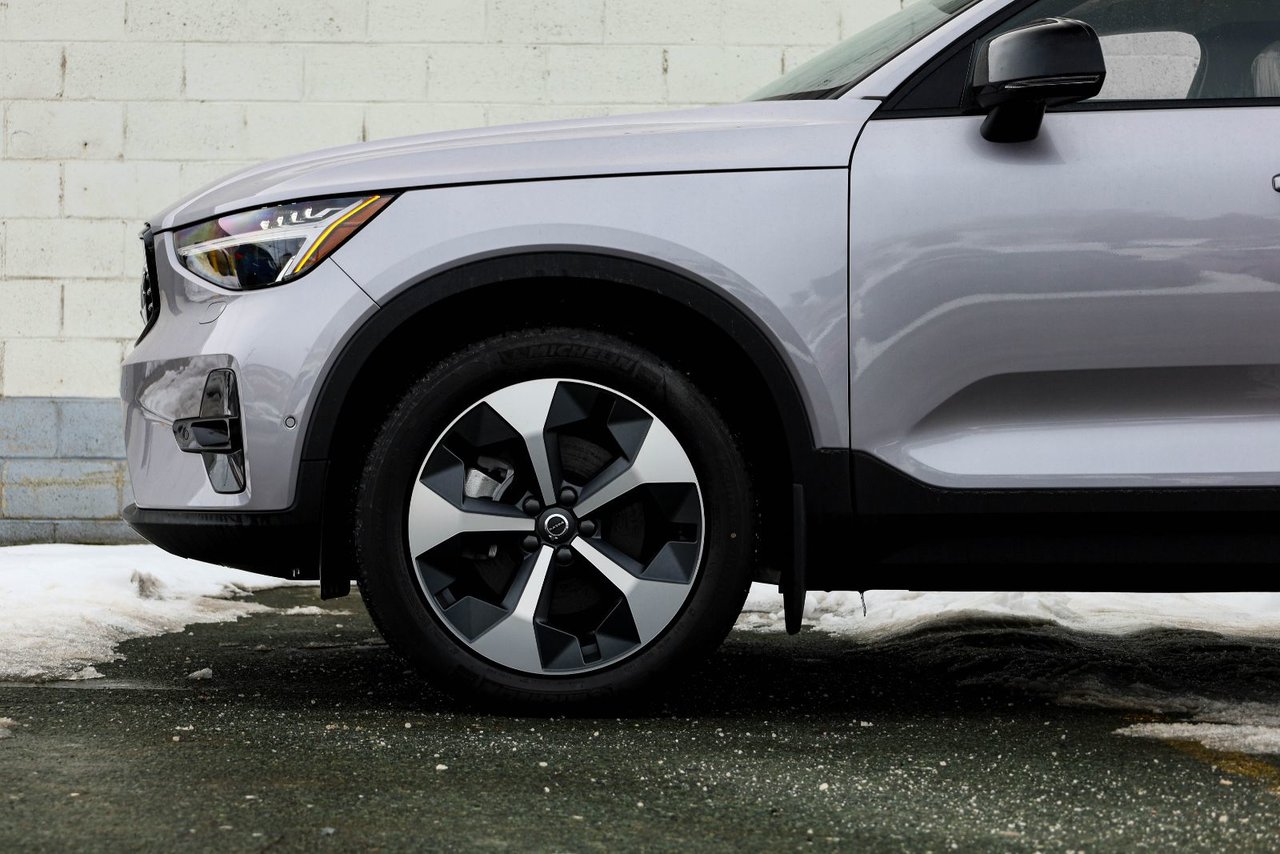 2026 Volvo XC40 Core (Dark Theme)-1