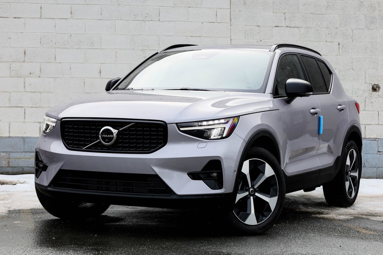 2026 Volvo XC40 Core (Dark Theme)-2