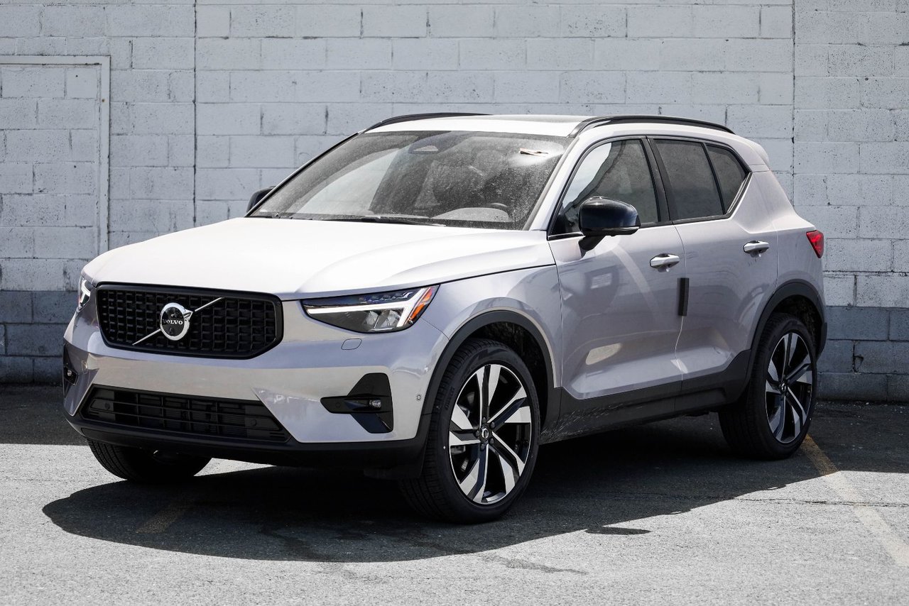2026 Volvo XC40 Plus (Dark Theme)-5