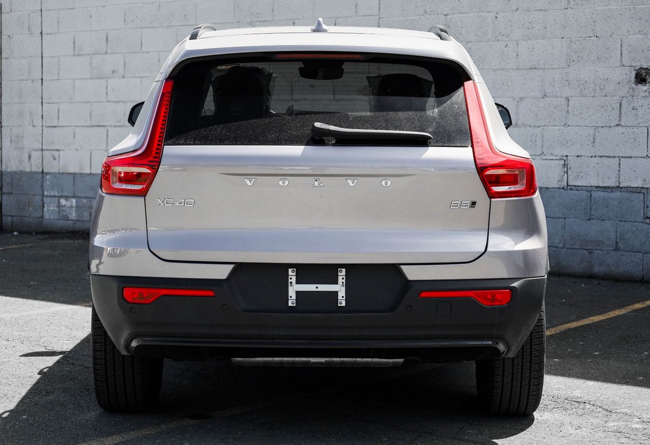 2026 Volvo XC40 Plus (Dark Theme)-7