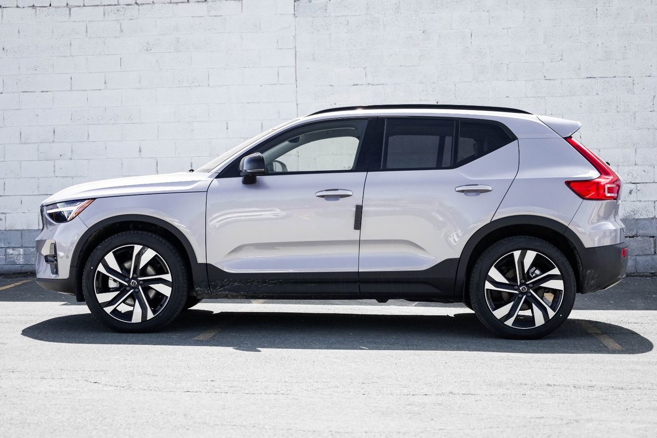 2026 Volvo XC40 Plus (Dark Theme)-0