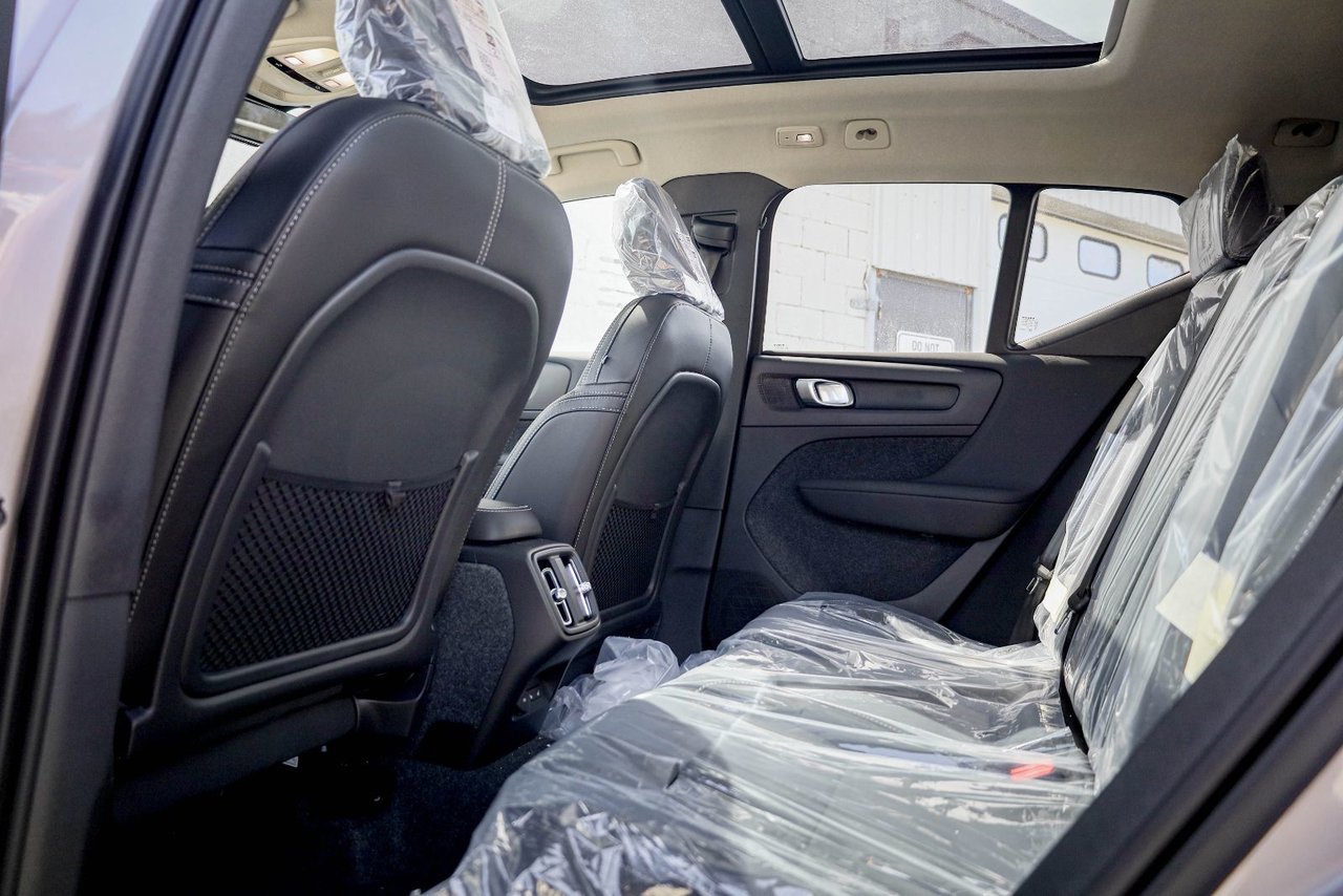 2026 Volvo XC40 Plus (Dark Theme)-12