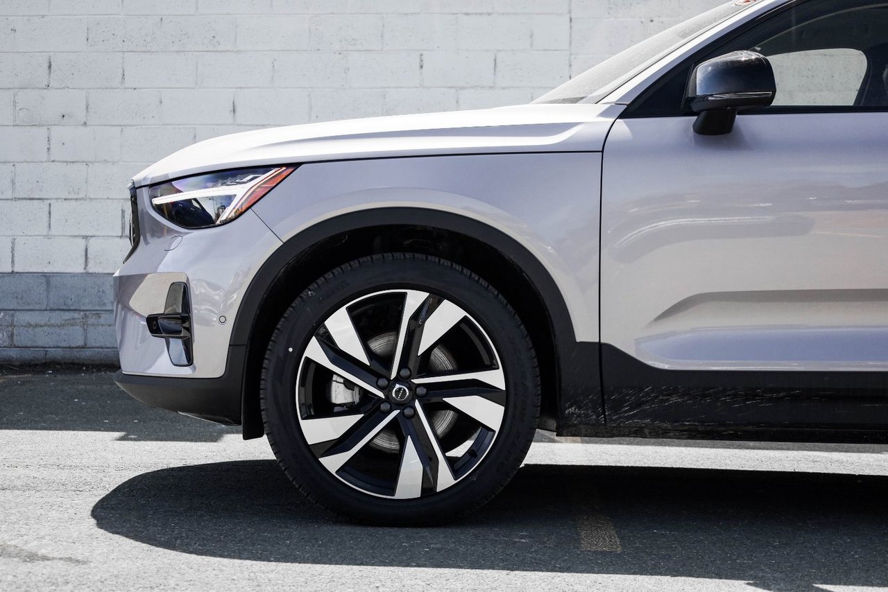 2026 Volvo XC40 Plus (Dark Theme)-1